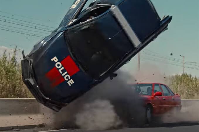 人間食べ食べカエル ロスト ブレット 窮地のカーチェイス ドラマ部分は眠いけど やたら強い自動車整備士のアクションが始まると一気に目が覚める 警察署で多数の警官をフルボッコにする見せ場は中盤のハイライト フロントを魔改造した 車を使う