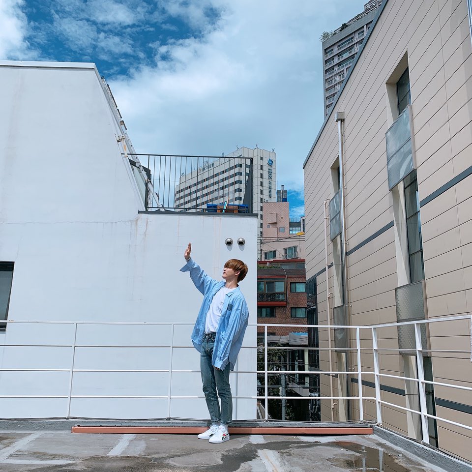 CRAVITY_twt's tweet photo. 러비티 같이 맑은 하늘 ☁️

#인생샷프로젝트 #데일리 #꾸안꾸 #빨리보고싶다 #우빈 https://t.co/XdiunPmXbt