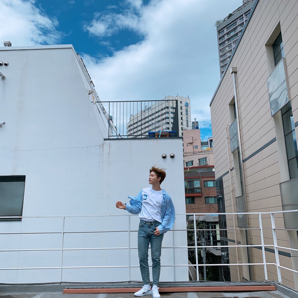 CRAVITY_twt's tweet photo. 러비티 같이 맑은 하늘 ☁️

#인생샷프로젝트 #데일리 #꾸안꾸 #빨리보고싶다 #우빈 https://t.co/XdiunPmXbt