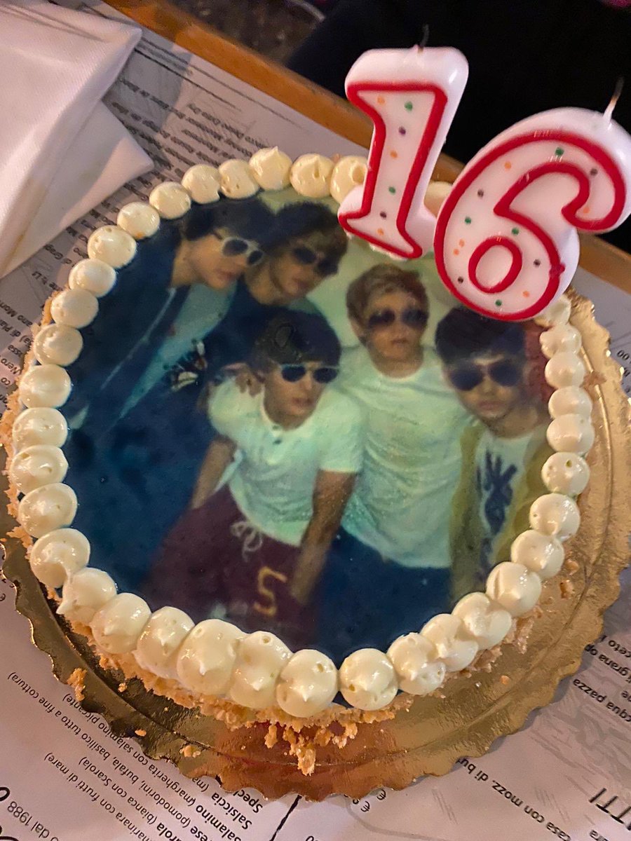 MishoEvi's tweet photo. Ho deciso di festeggiare il compleanno e l’anniversario così 🤡
#10YearsOfOneDirection https://t.co/zZSMwmHmVV