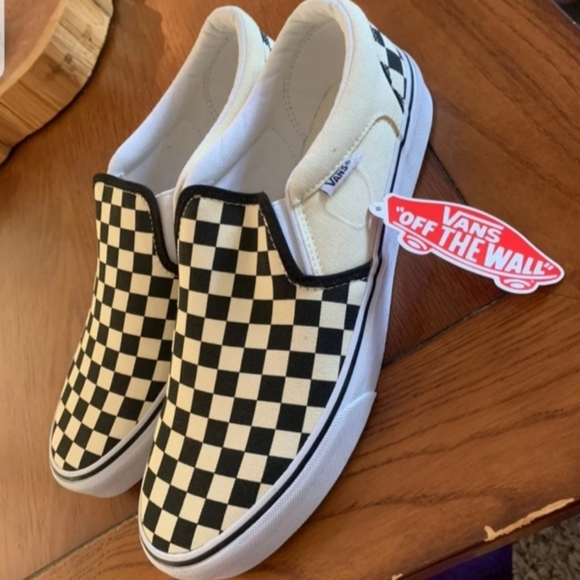 cuteclasssass's tweet photo. So good I had to share! Check out all the items I'm loving on @Poshmarkapp from @natecallens #poshmark #fashion #style #shopmycloset #apolloswim #vans #michaelkors: https://t.co/XfR7rKISwE https://t.co/jAjQvKs7De