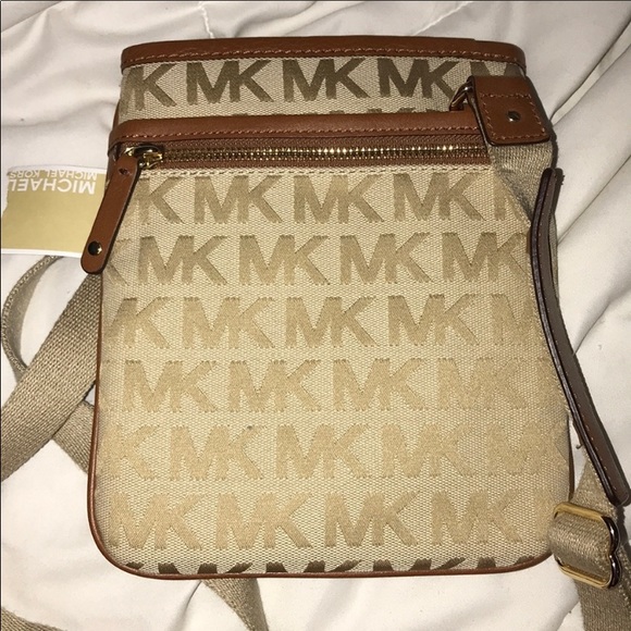 cuteclasssass's tweet photo. So good I had to share! Check out all the items I'm loving on @Poshmarkapp from @natecallens #poshmark #fashion #style #shopmycloset #apolloswim #vans #michaelkors: https://t.co/XfR7rKISwE https://t.co/jAjQvKs7De