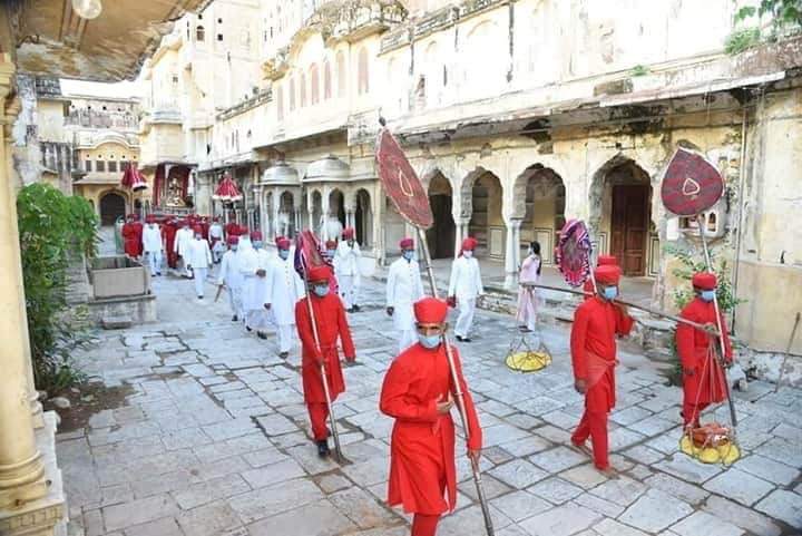 हरतालिका #तीज प्रदेश की गौरवमयी संस्कृति और परंपराओं को परिलक्षित करता है। आज #सिटीपैलेस #जयपुर में पारंपरिक रूप से तीज पर्व मनाया एवं पूजा अर्चना की। हमारे #त्यौहार ही #धर्म के श्रृंगार है।
#कोरोना_महामारी के कारण इस बार विभिन्न पारम्परिक #रिवाजों का #संक्षिप्त रूप से आयोजन किया