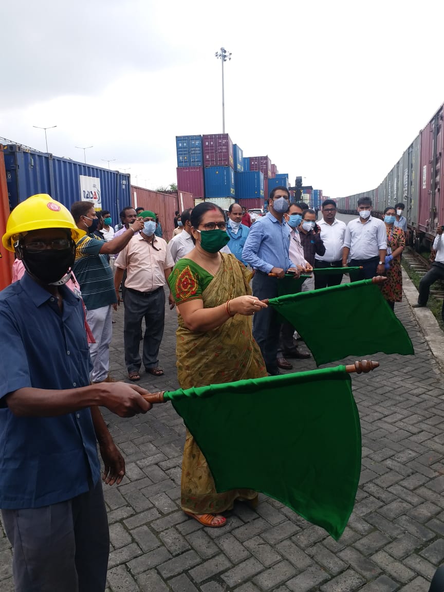 concor_india's tweet photo. The much awaited trade demand between India & Bangladesh is finally met after a long pursuit by @concor_india & @RailMinIndia,@cbic_india, Bangladesh Railways,CCBL.
The Inaugral Container Train ran between India & Bangladesh via Benapole from @concor_india Majerhat.
@PiyushGoyal https://t.co/VWM9UtfI9B