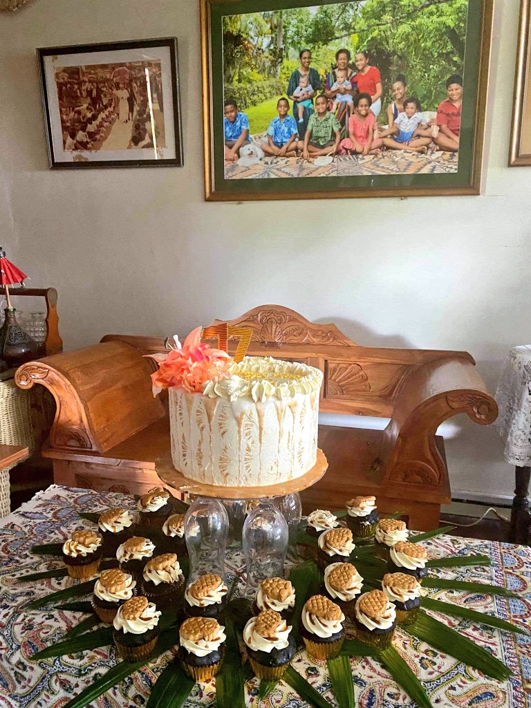 Kupcakewrangler's tweet photo. Golden 77th celebration, photos from the birthday set up by Ikitaga
This was our Moli cake with a gold and orange theme
The cupcakes were Koko Qalu with golden coconut cookies
#ladykupcake #qalu #moli #kokosamoa #gold https://t.co/V4HsSAGhoL