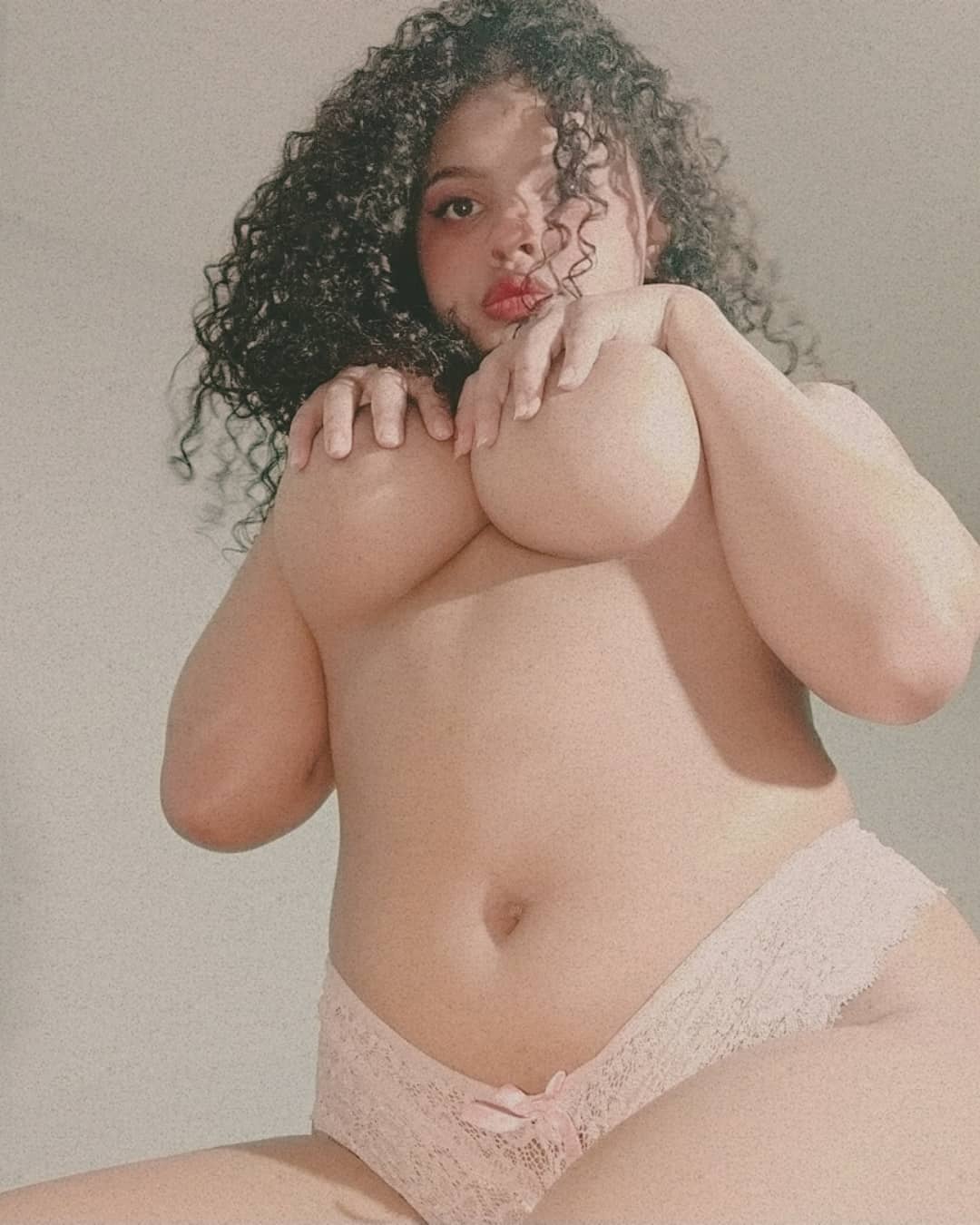 4 pic. Un pequeño vistazo de lo que podrás ver el el show... ¿Te animas? Online in few minutes https://t.co/HvYBqy1PKV https://t.co/1dveQJnB7v