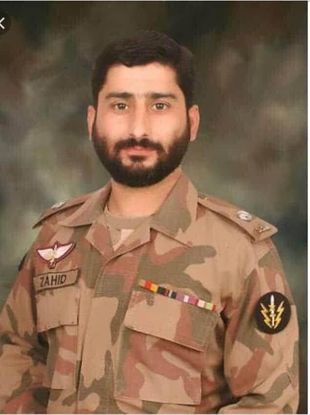 SaboohSyed's tweet photo. سندھ سے تعلق رکھنے والے میجر زاہد محمد حسنی وزیرستان میں دہشت گردوں کے ساتھ جھڑپ میں جاں بحق ہو گئے ۔ زاہد اپنے والدین کے اکلوتے بیٹے تھے ۔ https://t.co/8FHcJuN3Dt