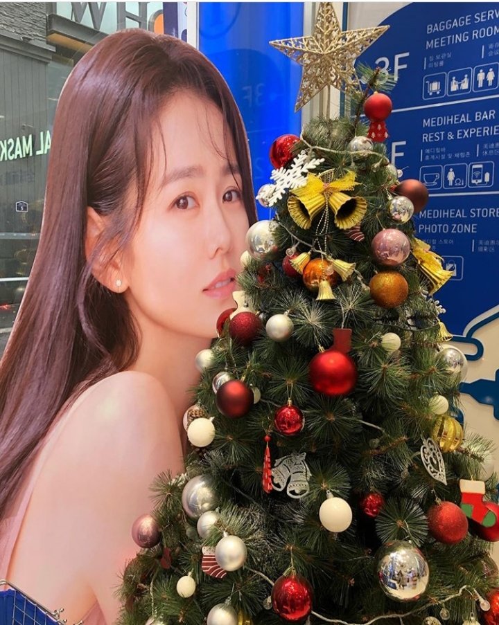 More Son Ye Jin shopping center sightings   #SonYeJin