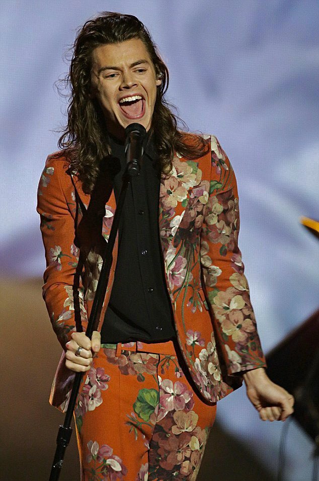 softharolddd's tweet photo. harry styles in floral suits ~ a thread 😍🌸 https://t.co/ftSVpxuqaC
