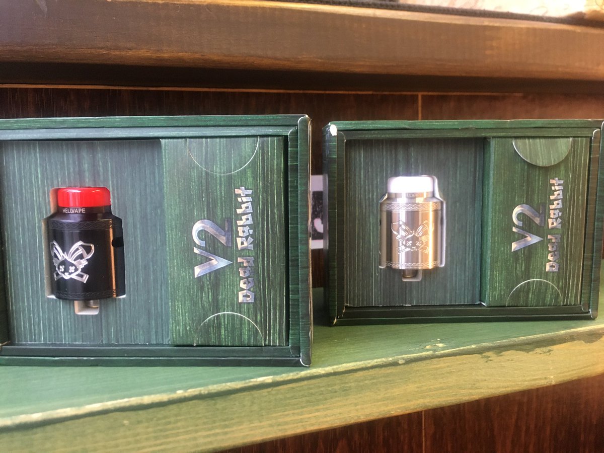 VapeShop_Frog's tweet photo. 開店からの御来店誠にありがとうございます🙇♂️
さて、HELL VAPE「Dead Rabbit v2 RDA」が入荷しております😊
当店ラインナップとしては割と珍しい爆煙タイプのRDA👏
実家の様な懐かしさすら感じる往年の名作のマイナーチェンジ版です👍
是非ご覧くださいませ😌
#frog #仙台 #vape #DeadRabbitRDA https://t.co/T1SzdLVWQb