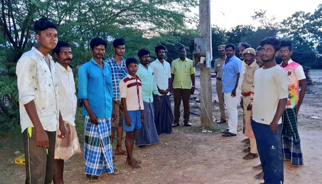 SudhaRamenIFS's tweet photo. The village Potthakudi at Sivagangai district was praised by world for staying without street lights for 40 days to help an Indian Robin lay eggs&amp; nest in peace. Initiated by one youngster, the entire village supported this. DFO visited the village &amp; encouraged their efforts. https://t.co/RpaGpseVHD