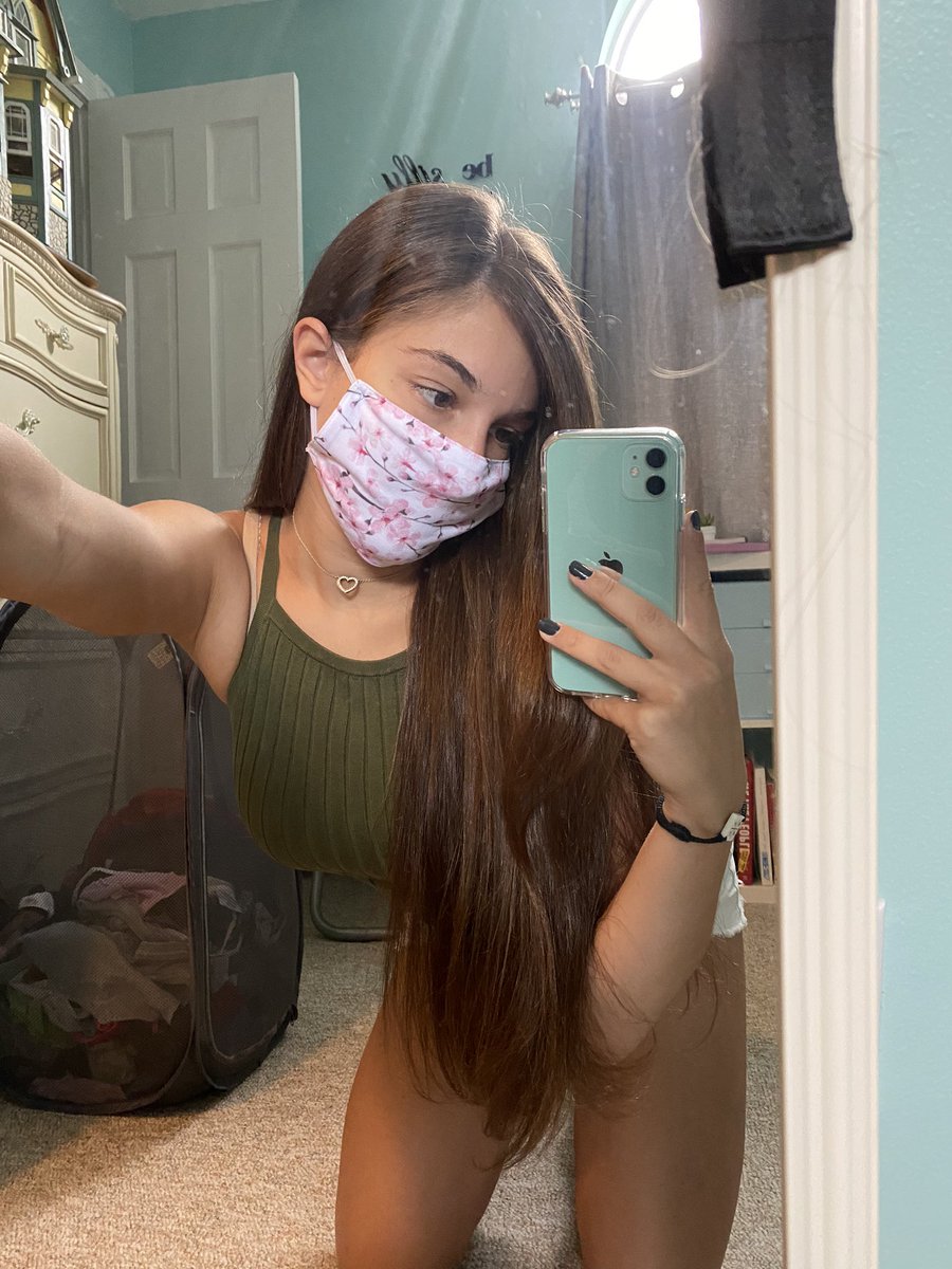 WORLDLWT's tweet photo. I was supposed to go to a sunflower field today but it rained so I went to brunch instead but like how cute is my MASK https://t.co/eofwjqnIqs