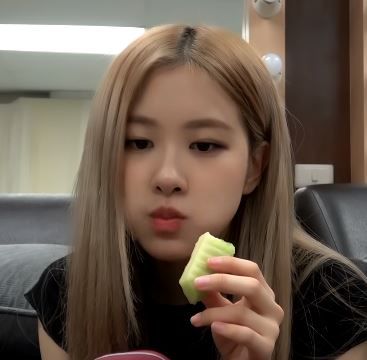 NCTPINKK's tweet photo. Stop eating !!
 
#JaeRose #jaerosé #nctpink https://t.co/ZOCunpTbFu