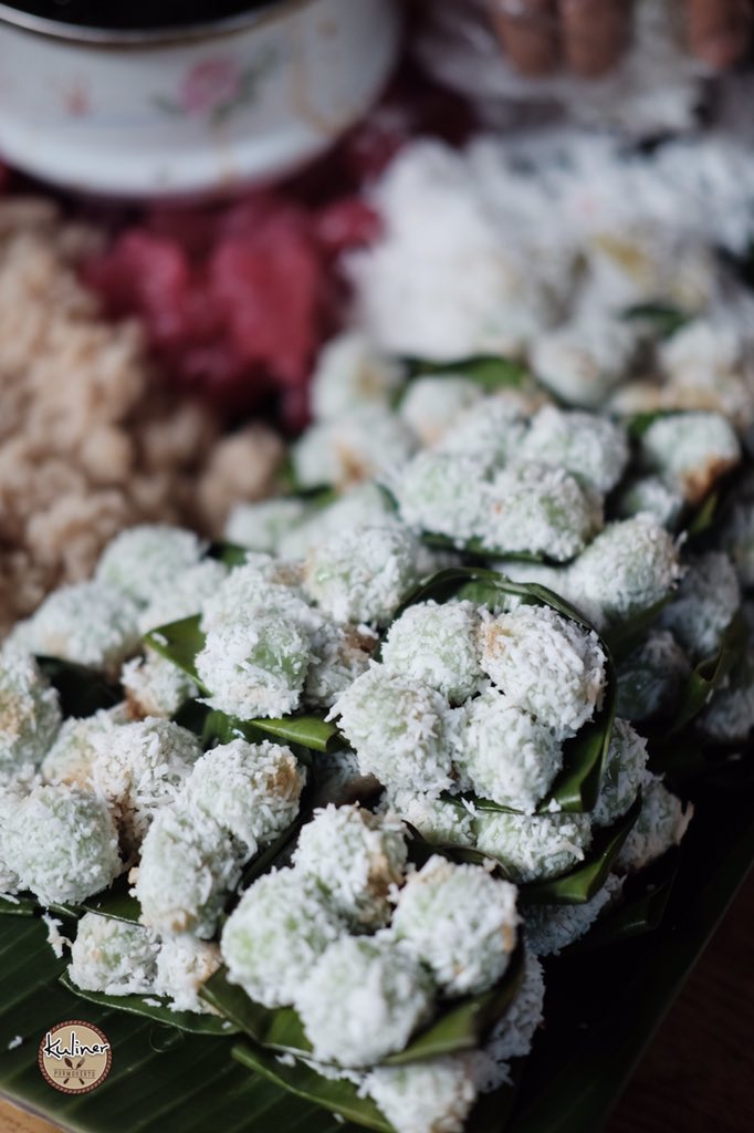 KulinerPWT's tweet photo. Min! Beli klepon dimana y?⁣
⁣
Semenjak klepon jadi viral, ujug-ujug banyak yg dm tanya beli klepon dimana
Selain di pasar wage, di pasar kebondalem juga ada klepon yg enak, lokasinya sblh bakul pisang. Ada jg jajanan traditisional lainnya seperti lopis, intil, oyeg, dan ketan. https://t.co/qBOQ7rIoNR
