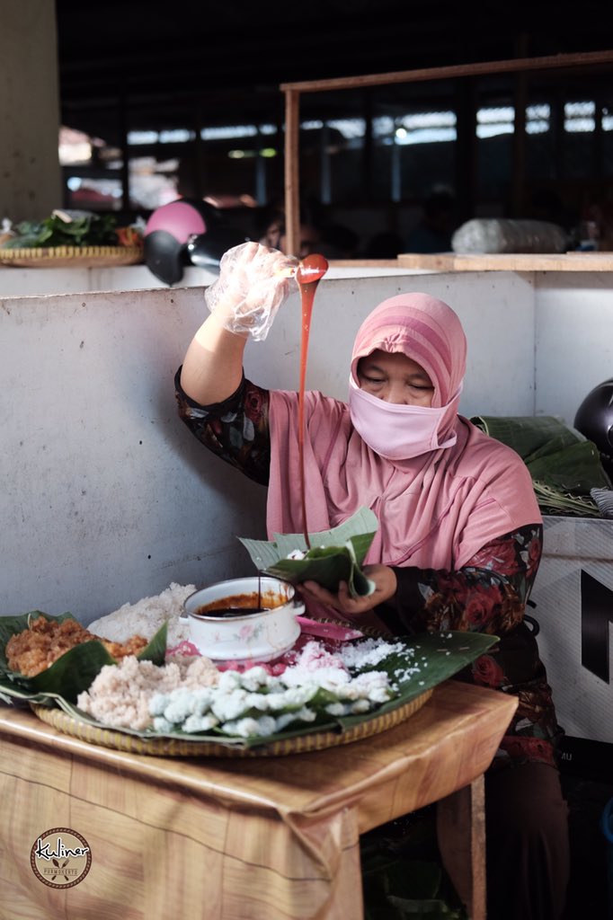 KulinerPWT's tweet photo. Min! Beli klepon dimana y?⁣
⁣
Semenjak klepon jadi viral, ujug-ujug banyak yg dm tanya beli klepon dimana
Selain di pasar wage, di pasar kebondalem juga ada klepon yg enak, lokasinya sblh bakul pisang. Ada jg jajanan traditisional lainnya seperti lopis, intil, oyeg, dan ketan. https://t.co/qBOQ7rIoNR