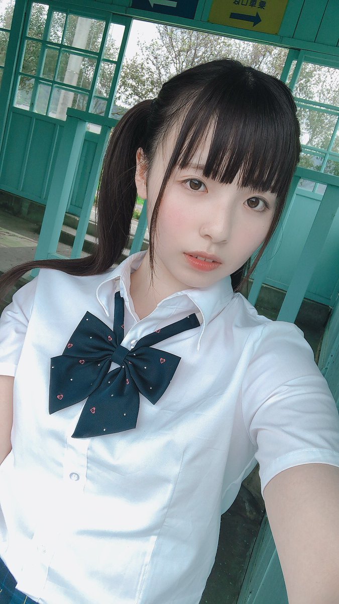 👧🏻👩🏻🧒🏻👱🏻‍♀️