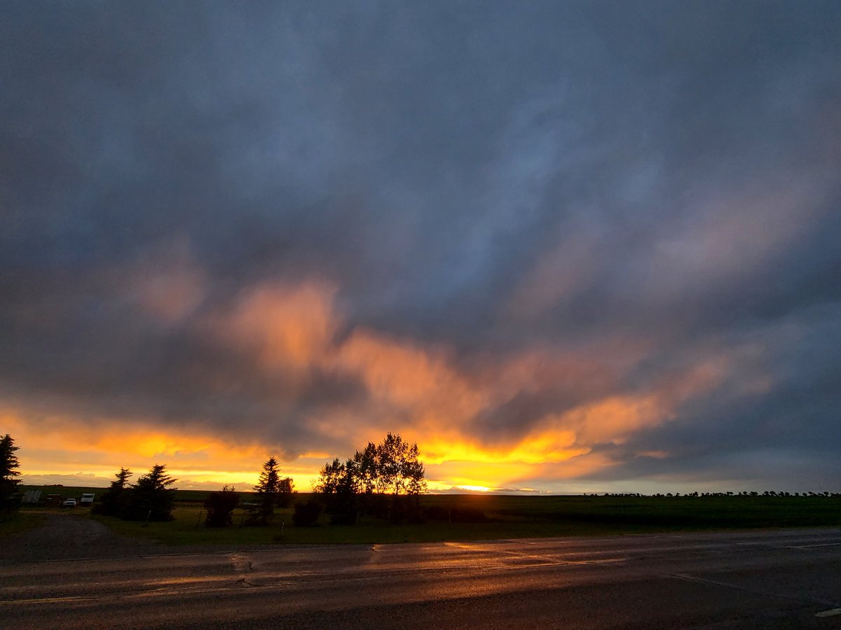 ABStormChaser's tweet photo. Thank goodness for 24 hour drive thru places..  just saying haha. Thanks for following along today! #absunset https://t.co/YcjKa960bL