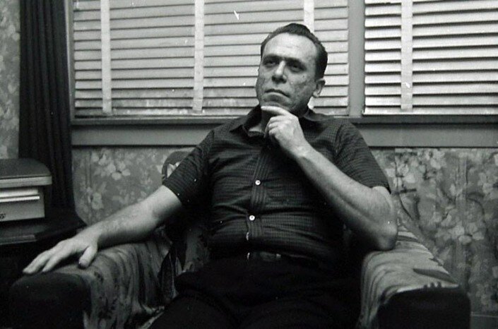 PisateliFilosof's tweet image. «Если у тебя получилось обмануть человека,это не значит,что он дурак,—это значит,что тебе доверяли больше,чем ты этого заслуживаешь». Чарльз Буковски.