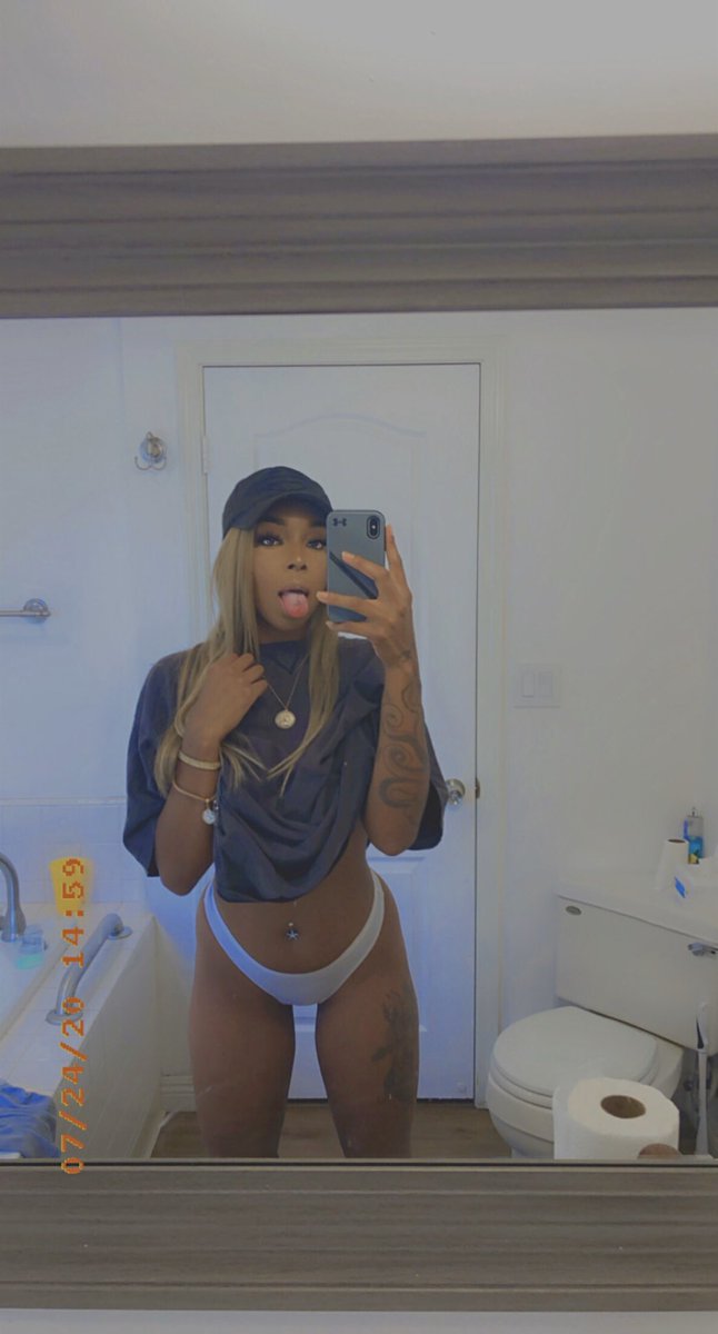 Cinx666's tweet photo. All that and a bag of chips 🍑 https://t.co/H2SU3wokDm