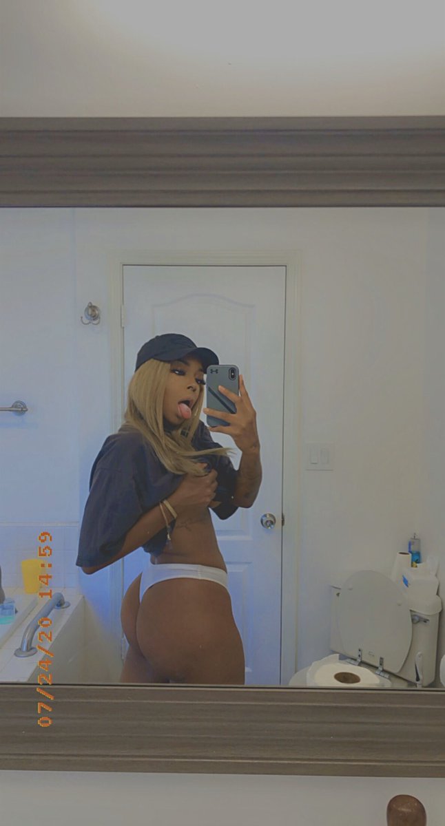 Cinx666's tweet photo. All that and a bag of chips 🍑 https://t.co/H2SU3wokDm