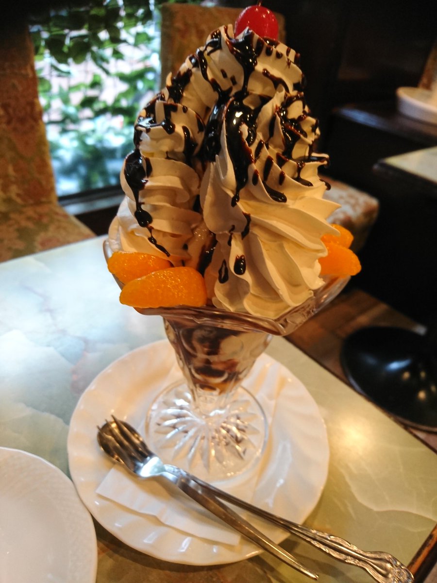 BulletBTrigger's tweet photo. 賞金稼ぎは、手配書を横目で見ながら、パフェを貪り食った。 https://t.co/U3Va8TkgaA