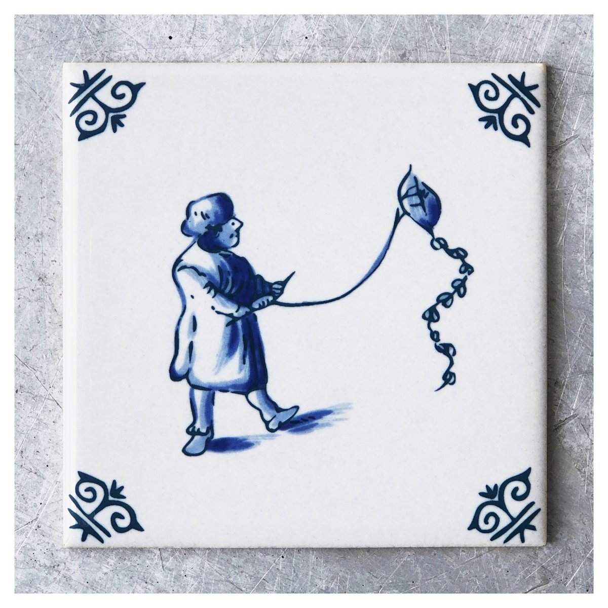 RGoedewaagen's tweet photo. Our high-quality collection of Delft Blue is hand-crafted, hand-painted and carefully decorated in an age-old manner by our experienced craftsmen.

#delftsblauw #tegels #oudhollands #kinderspelen #tegel #delftblue #royalgoedewaagen #bluedetails #decoration #traditional #ceramics https://t.co/SdvSD00mpN