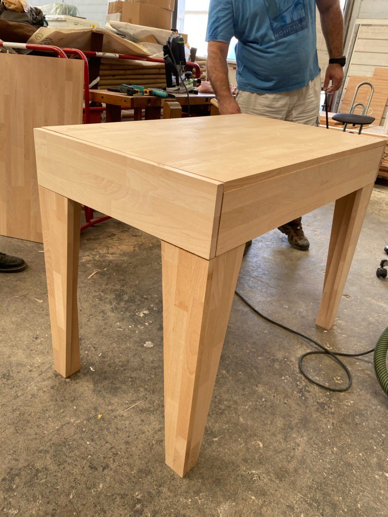 FabLab_Toulouse's tweet photo. Après les chaises, vous pouvez découvrir les prototypes des tables réalisés pour le nouveau local. Les plateaux coulissent pour pouvoir se brancher sur les prises électriques internes à la table. Il y a trois tailles de table #toulouse #diy #table #fablab #productionlocale https://t.co/qvOUD9CBMk