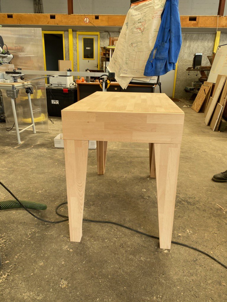 FabLab_Toulouse's tweet photo. Après les chaises, vous pouvez découvrir les prototypes des tables réalisés pour le nouveau local. Les plateaux coulissent pour pouvoir se brancher sur les prises électriques internes à la table. Il y a trois tailles de table #toulouse #diy #table #fablab #productionlocale https://t.co/qvOUD9CBMk