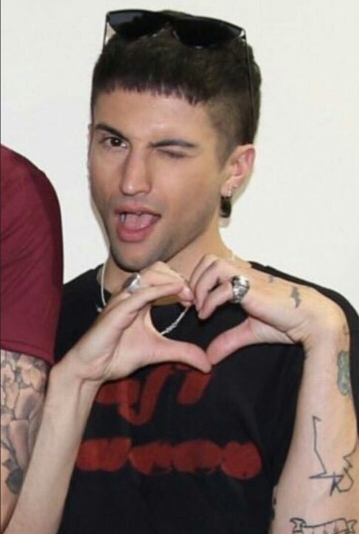 VincelGrassi's tweet photo. Happy Birthday to the one who gave me strength whenever I feel weak and when I have sick. Pentatonix' music makes me feel relieved and it makes me feel everything, thank you for the music you've given to us. #HappyBirthdayMitch 💓 https://t.co/ehgEOQRVrB