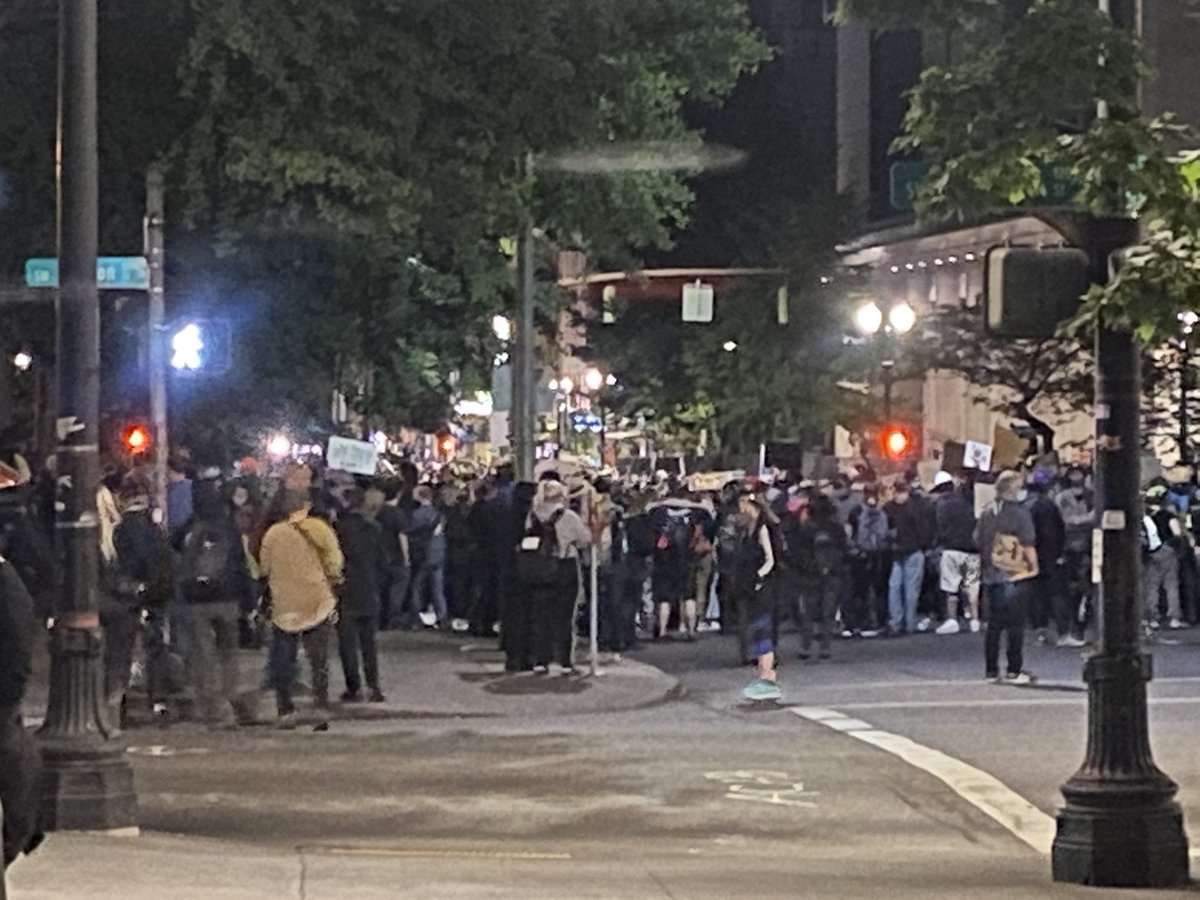 JenDowlingNews's tweet photo. Thousands of people are out again tonight in front of the federal courthouse building &amp; Justice Center for #protests.  #PortlandProtest #PNW #PDX #Oregon #BLM #BlackLivesMatter #RoseCity #Portland #GeorgeFloyd https://t.co/5mfD8vB9Nf