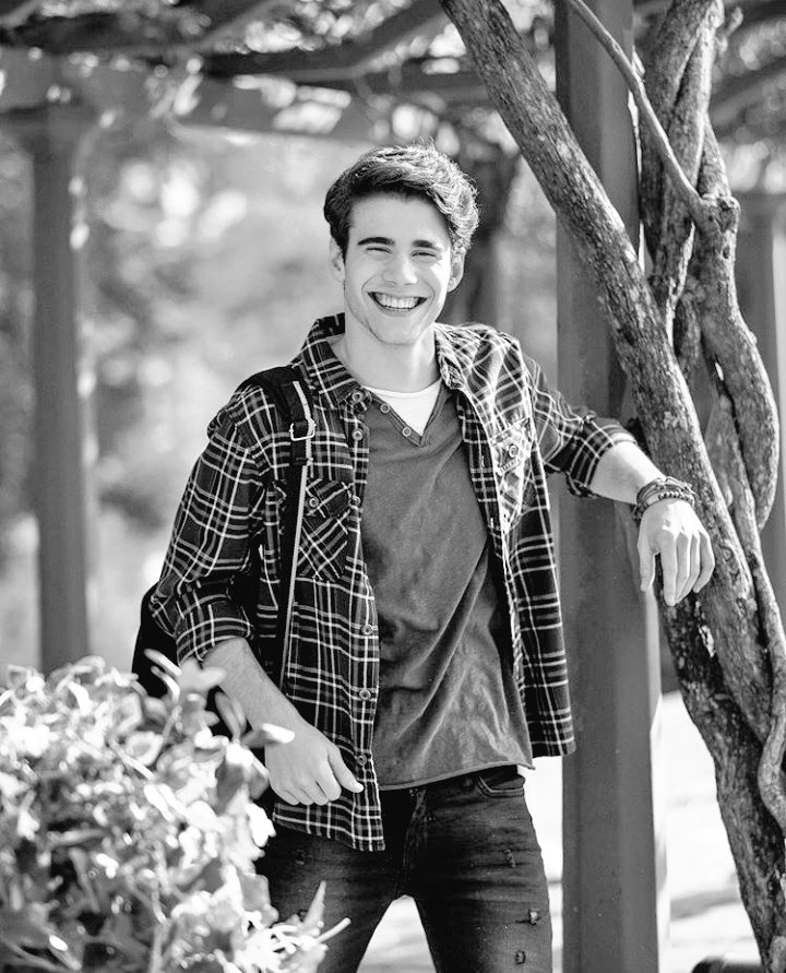 valuxronda's tweet photo. MANUEL SONRIENDO ES SI A TODO 

FUIMOS GENERACION BIA https://t.co/kz7XFB9Ayb