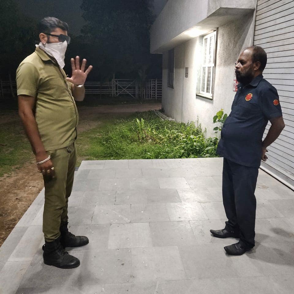 RedFoxProtecti1's tweet photo. रेड फोक्स प्रोटेक्शन के मार्शल्  को अमदाबाद में अाई हुई ग्लोब टेक्सटाइल मिल की सिक्युरिटी के लिए ब्रीफिंग करते हुए फिल्ड सिक्युरिटी ऑफिसर  ।
https://t.co/Fj9Zetz8Xa
 #Bestsecurity #redfoxpro #securitycompany  #RedFoxProtection #ahmedabad #Gujarat https://t.co/nBwZpZcxbV
