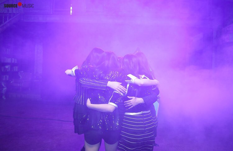 gfriend_jung's tweet photo. Hoping for #Apple4thWin and #GFRIEND70thWin tomorrow at Inkigayo
They deserve all the love in the world @GFRDofficial https://t.co/b4DBXjSJLO