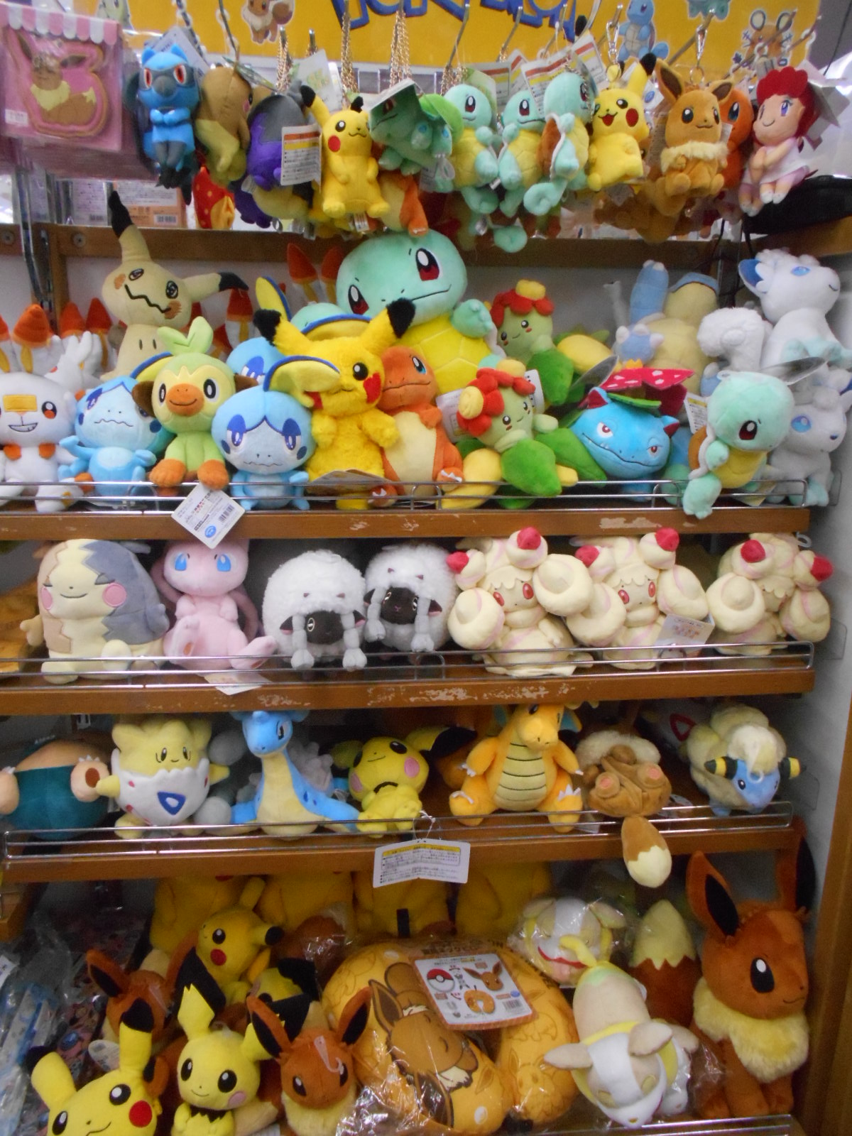 アニメイト池袋本店 コーナー情報 当店5fでは ポケットモンスター のコーナーを大きく展開中 可愛いぬいぐるみ や思わず使いたくなるコスメなど 魅力的な商品が盛りだくさん かわいい ポケモンミラー も入荷しました 是非お買い求めくださいアニ