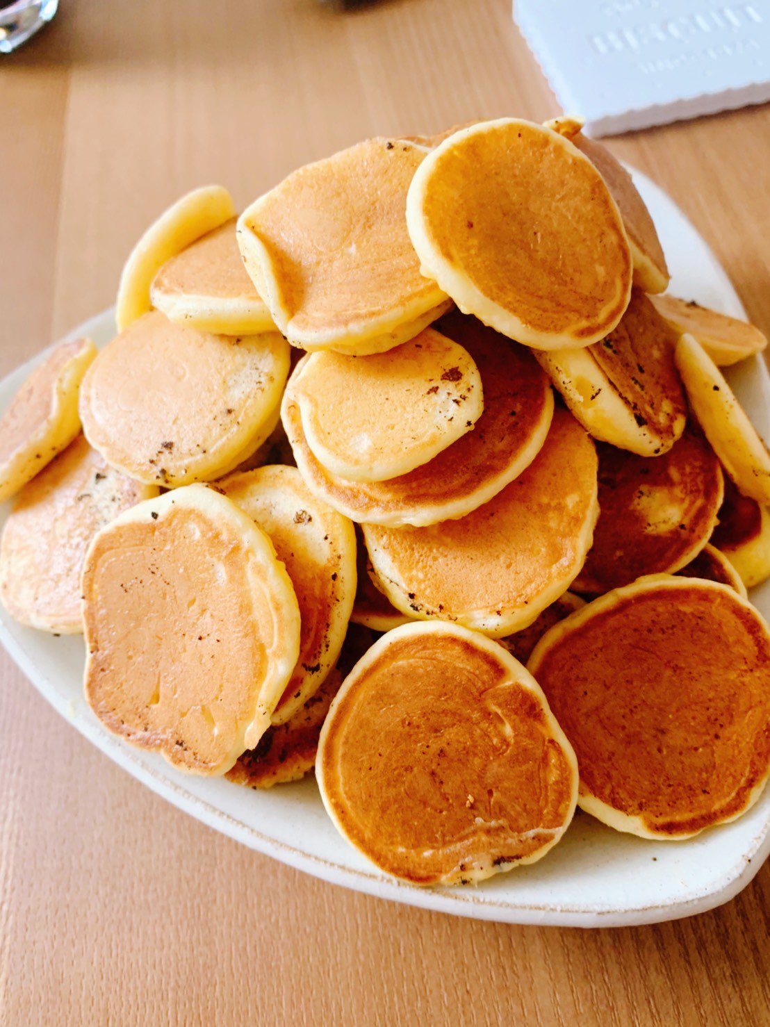 Chigusa マックのプチパンケーキ大好きなんよー 気まぐれクックさんがちっちゃいパンケーキ作っとる動画見てしまって 作るしかなくなった 昨日ドンキで材料買って ワクワクして起きたのだ 家族でメープルシロップかけて食べたすむにだ T