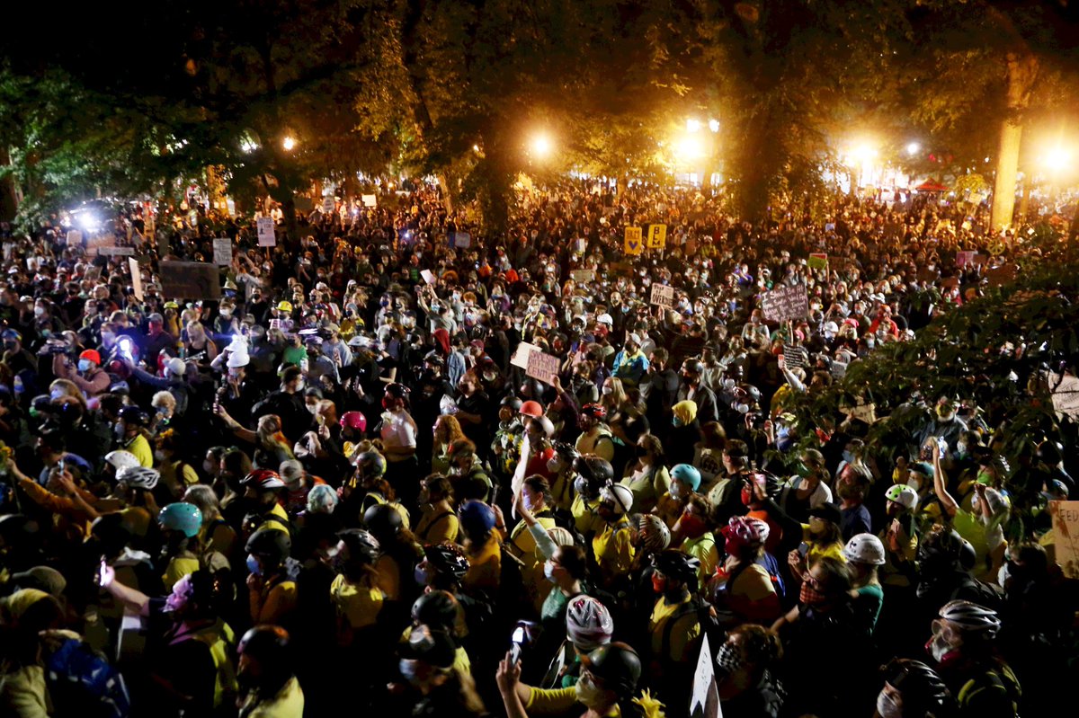 "Portland are you scared?""Hell no!" #PortlandProtest  #PDXprotest