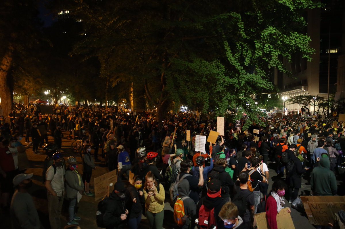 killendave's tweet photo. The view from 3rd and Madison looking north. This is the biggest group I’ve seen down here since late May / early June, possibly more than anything then too https://t.co/DaOqtkmuQa