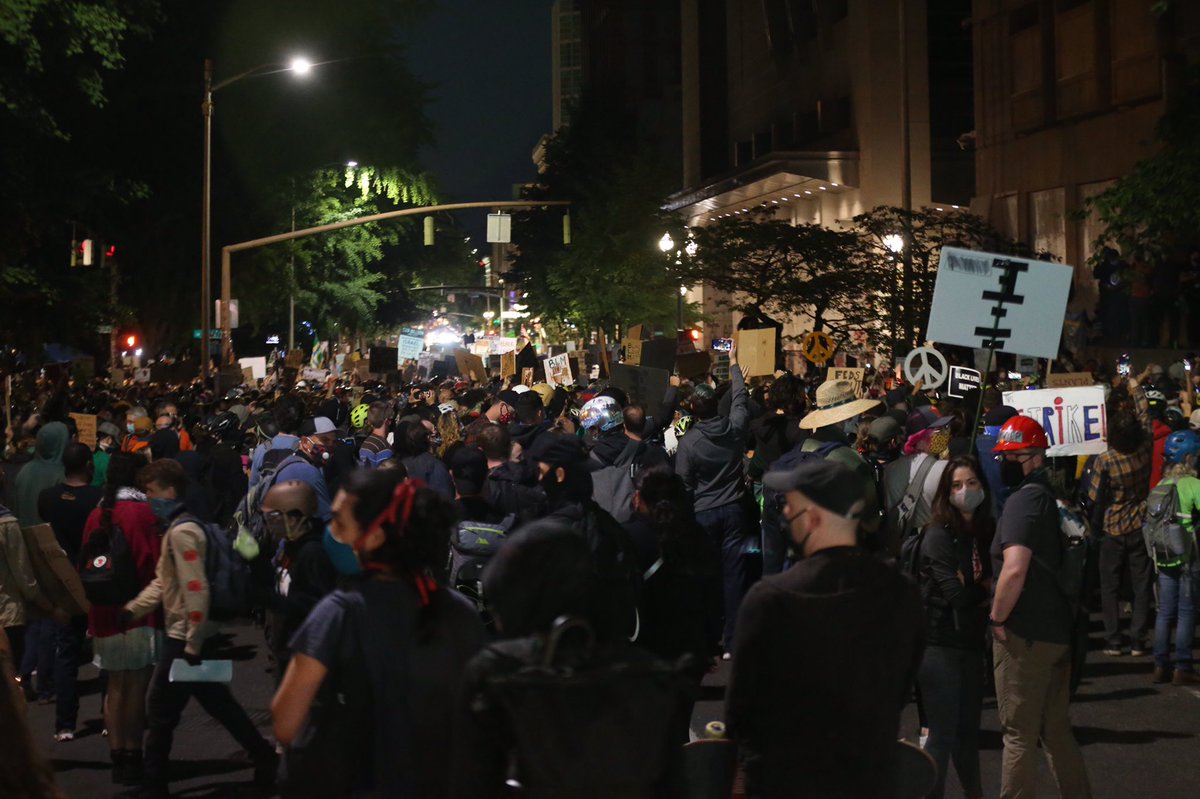 killendave's tweet photo. The view from 3rd and Madison looking north. This is the biggest group I’ve seen down here since late May / early June, possibly more than anything then too https://t.co/DaOqtkmuQa