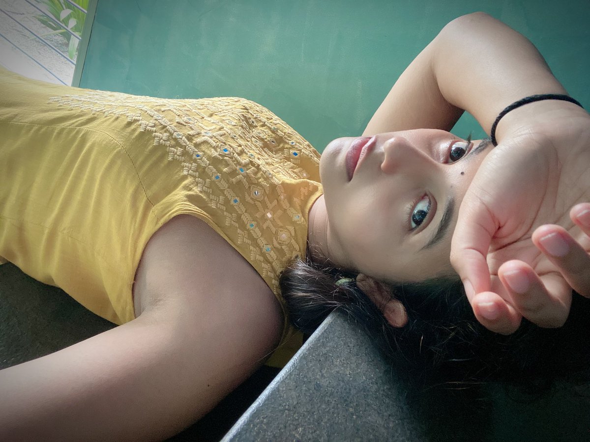 yoursanjali's tweet photo. She had a galaxy in her eyes, a universe in her mind 💫🌼🌻
#dreamygirl #HappyWeekend #SaturdayVibes https://t.co/ahRdJNg6VY