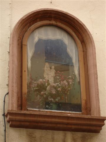 joanarimanyjuv's tweet image. #taldiacomavui de 1892, es col·loca la imatge de la Mare de Déu del Bonsuccés en la fornícula de la façana de can Palau, del carrer Nou de #Torelló, a càrrec de la Confraria vigatana del Bonsuccés. @catcrist @settorello #dulia #etnografia #devoció #efemèridesreligiositat