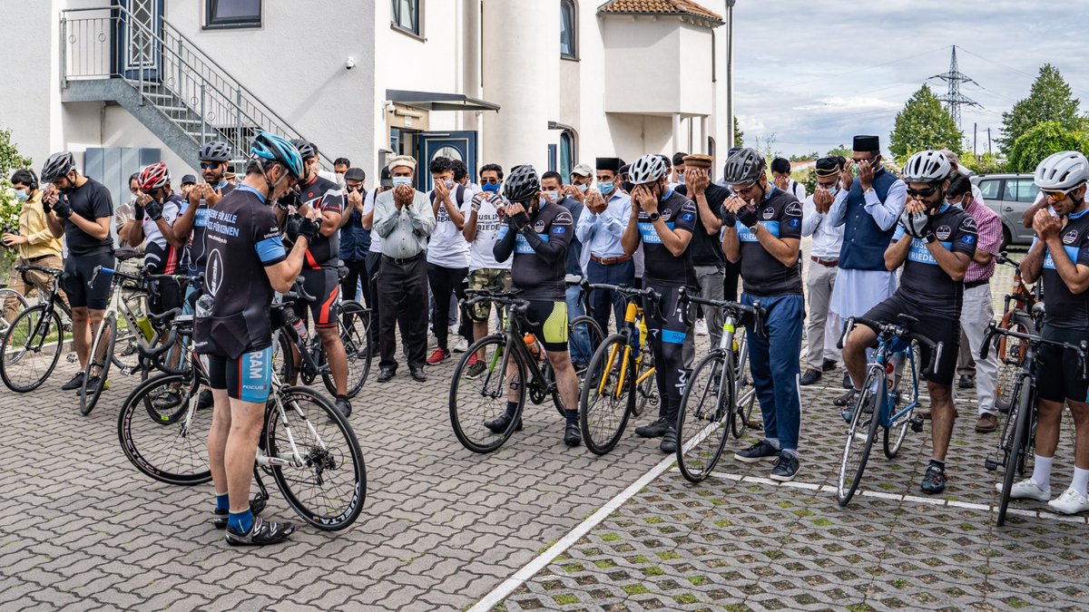 AhmadiyyaDE's tweet photo. Schönen Samstag: Ahmadi Muslime sind heute mit dem Rad für den Frieden unterwegs und öffnen ihre Moscheen. Wir solidarisieren uns als Muslime mit allen, die gegen Hass aufstehen &amp; gemeinsam mit uns die Botschaft des Friedens verbreiten möchten. #OffeneMoscheen #MuslimeFürFrieden https://t.co/3iCnXY4sWW