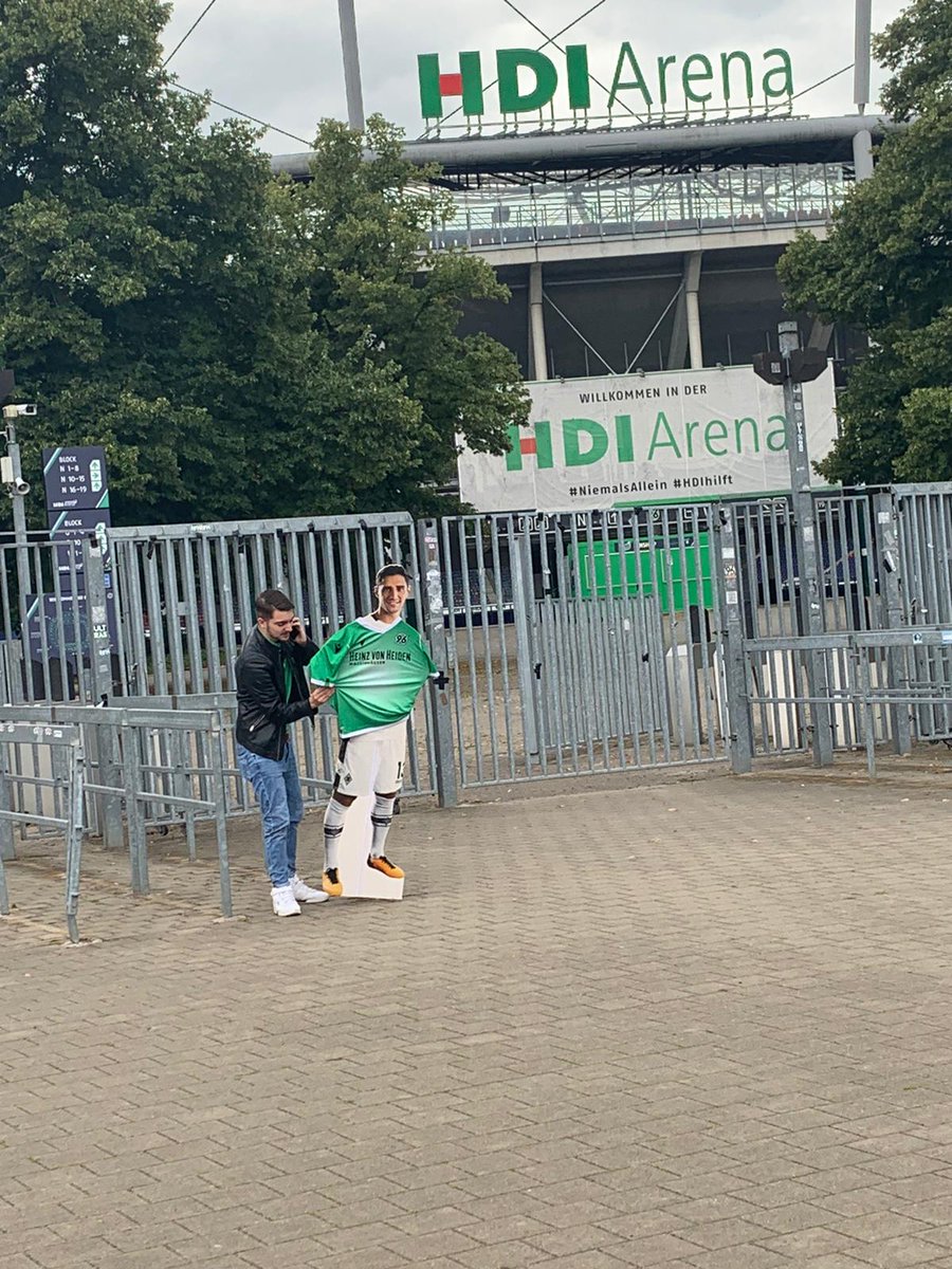Pappaufstindl's tweet photo. Eigentlich wollte ich schon ins Stadion aber @KittoDario lässt mich nicht. Ohne ein Fototermin komme ich da nicht rein. 😔 https://t.co/bKmmUlOcxb
