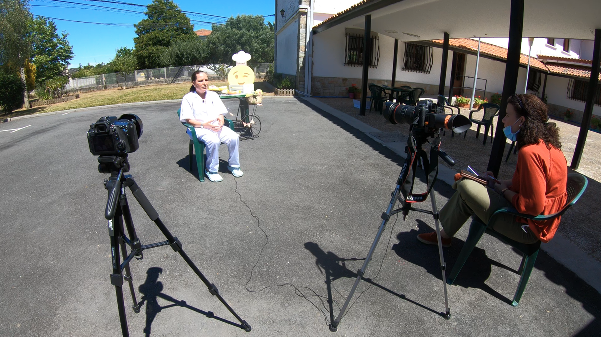 VenteArriba's tweet photo. Ayer hemos estado grabando diversas entrevistas a antiguos alumnos/as de la @EfaPineiral Unos cracks que emprenden en la Galicia Rural #albergueUltreia #huevosCastroSerantes #QueseríaVarela https://t.co/9mefKXoKez