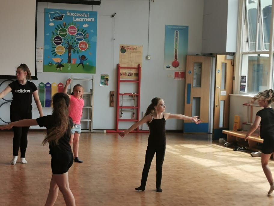 sporting_spirit's tweet photo. We have teamed up with @LimitlessFitCen to deliver this Creative activities camp FREE to the children. 
As you can imagine, we've been fully booked. 
Plenty of activities, some included dance, music and a variety of sports. We finished off with a water fight. Next week = segways https://t.co/GmFvMyqeQR