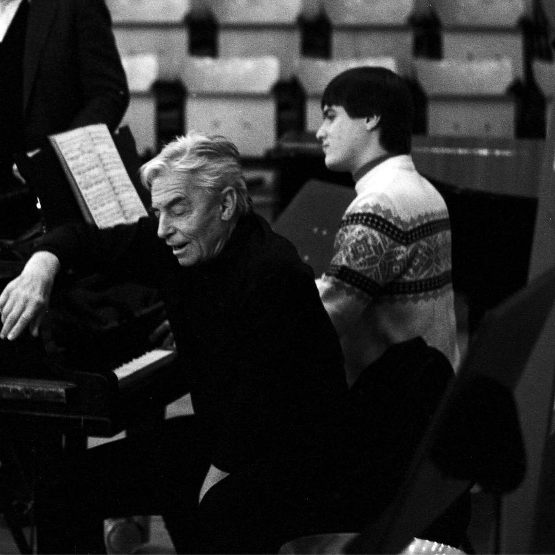 KarajanMusic's tweet photo. With Christian Thielemann at the piano during the rehearsals of The Flying Dutchman in 1982 ©Siegfried Lauterwasser;Karajan-Archive #karajanist #piano #rehearsal https://t.co/XCLCV9tH5R