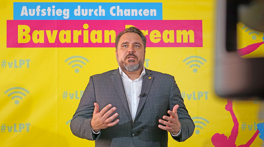 fdpbay's tweet photo. "Wir wollen jedem Einzelnen die Möglichkeit geben, Architekt seines eigenen Lebens zu werden. Der #BavarianDream in den Köpfen und Herzen der Menschen, muss sich endlich im Handeln der Regierung wiederfinden." @dfoest auf dem #vLPT der FDP Bayern.
#VirtuellerParteitag #Chancen https://t.co/nxr0fI3GV2