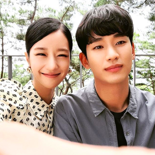 Kkorepo's tweet photo. ＃キム・スヒョン、「＃サイコだけど大丈夫」で共演の　＃ソ・イェジ　と“恋人感”あふれるショットを公開　
https://t.co/YNeahdqB5f https://t.co/3oDyYB9QBi