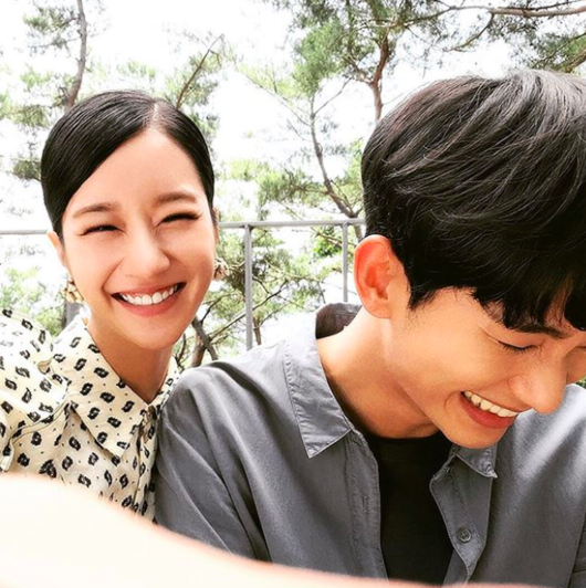 Kkorepo's tweet photo. ＃キム・スヒョン、「＃サイコだけど大丈夫」で共演の　＃ソ・イェジ　と“恋人感”あふれるショットを公開　
https://t.co/YNeahdqB5f https://t.co/3oDyYB9QBi