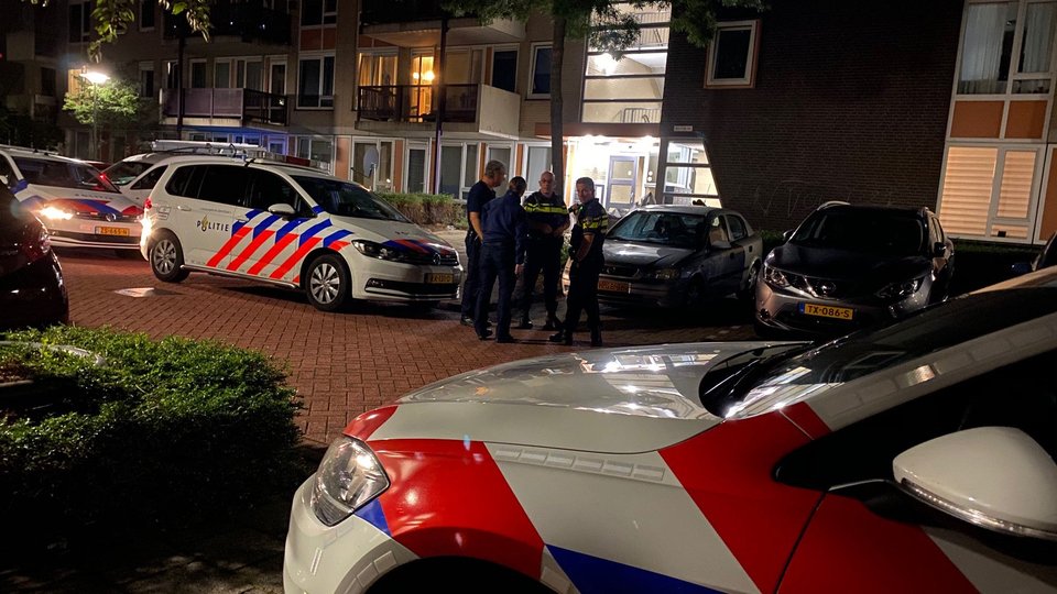 De politie heeft in de nacht van vrijdag op zaterdag een man die gewond in zijn auto was gestapt in #Roermond klemgereden:..