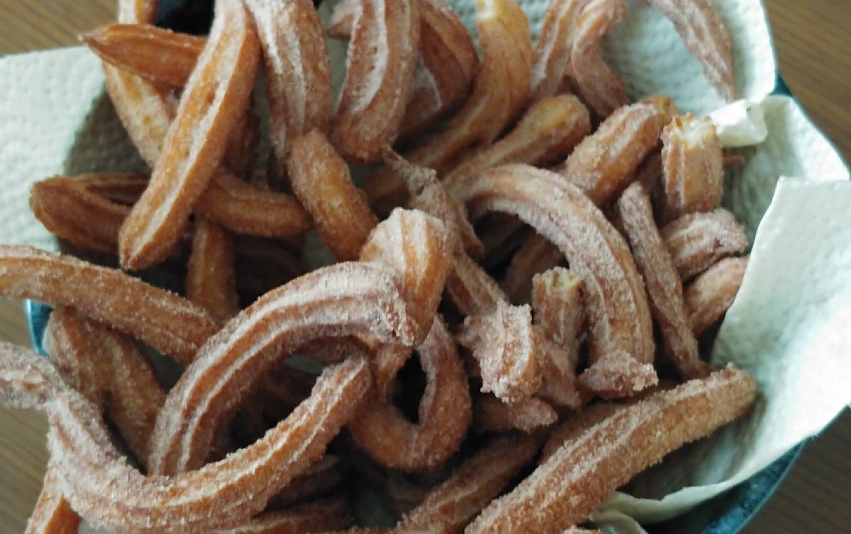 Ataru 今日のおやつ ディズニーのチュロス風を作った 味はシナモンシュガーで誤魔化してます 口金が生クリームのおまけのやつ 案の定ちょっと力を入れたら先の方が破れた 最後の一絞りで口金が取れた 口金無しで太いまま絞ったらチュロスとは似